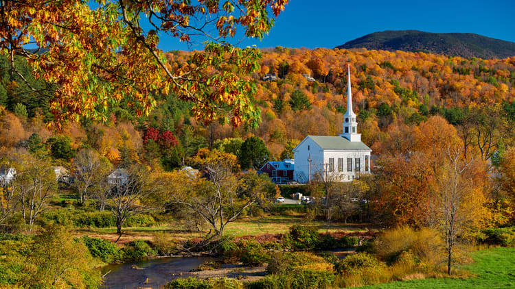 iconic-new-england-church-in-stowe-town-at-autumn-2026